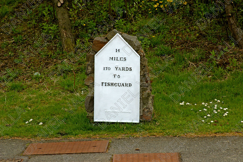 Milestone 31395 
 Milestone in Wales 
 Keywords: Milestone mile stone landmark road