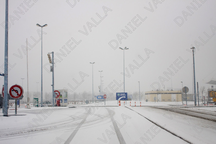 90302 RoadSnow 
 Snow over Motorway approach to Channel Tunnel Calais 
 Keywords: road snow channel tunnel motorway travel winter