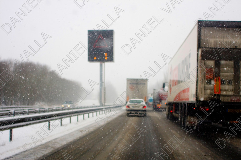 90268 RoadSnow 
 Motorway under snow in France - Channel Tunnel 
 Keywords: road snow channel tunnel motorway travel winter