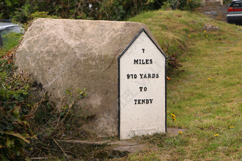 Milestone 31941 
 Milestone in Wales 
 Keywords: Milestone mile stone landmark road