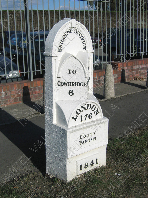 Milestone 31948 
 Milestone in Wales 
 Keywords: Milestone mile stone landmark road