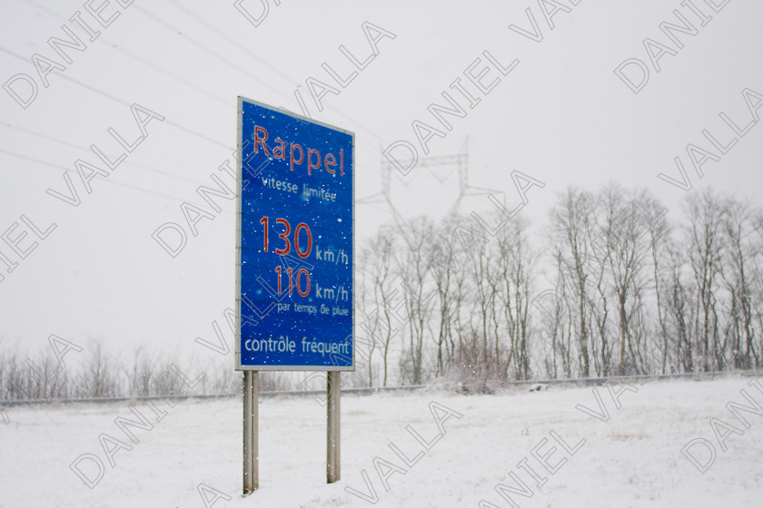 90256 RoadSnow 
 Speed limit on Motorway under snow in France 
 Keywords: road snow channel tunnel motorway travel winter